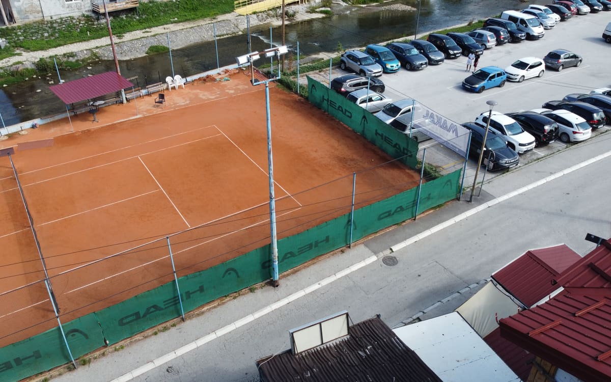 Ograde su okrenute ka parkingu i prilaznoj ulici