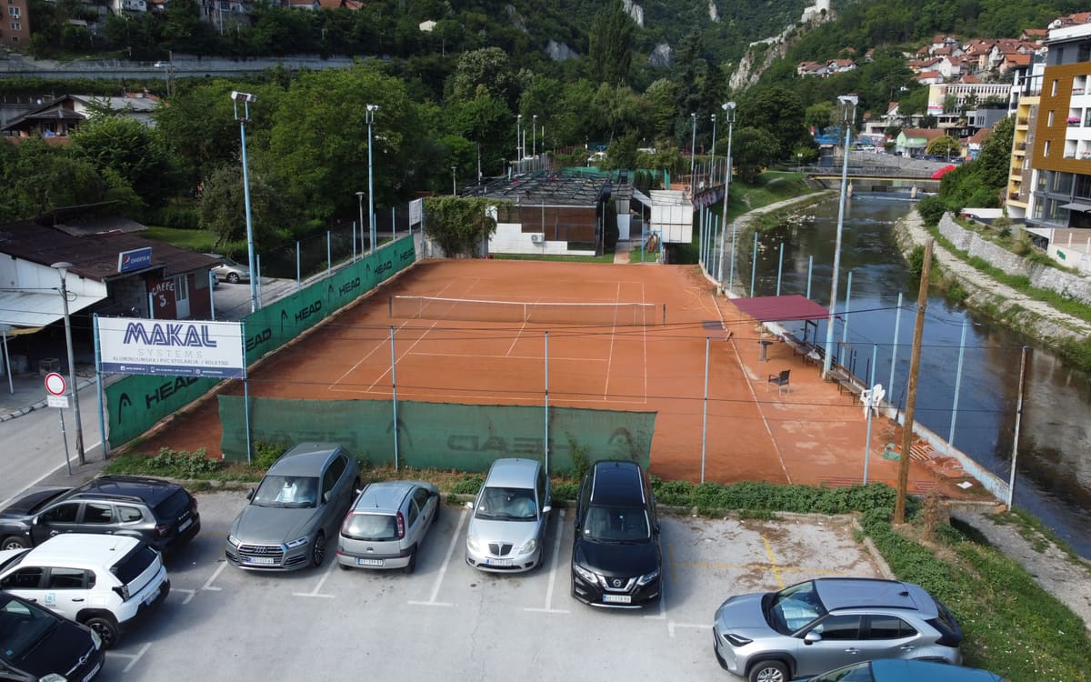 Ceo kompleks iz vazduha, uz reku i parking