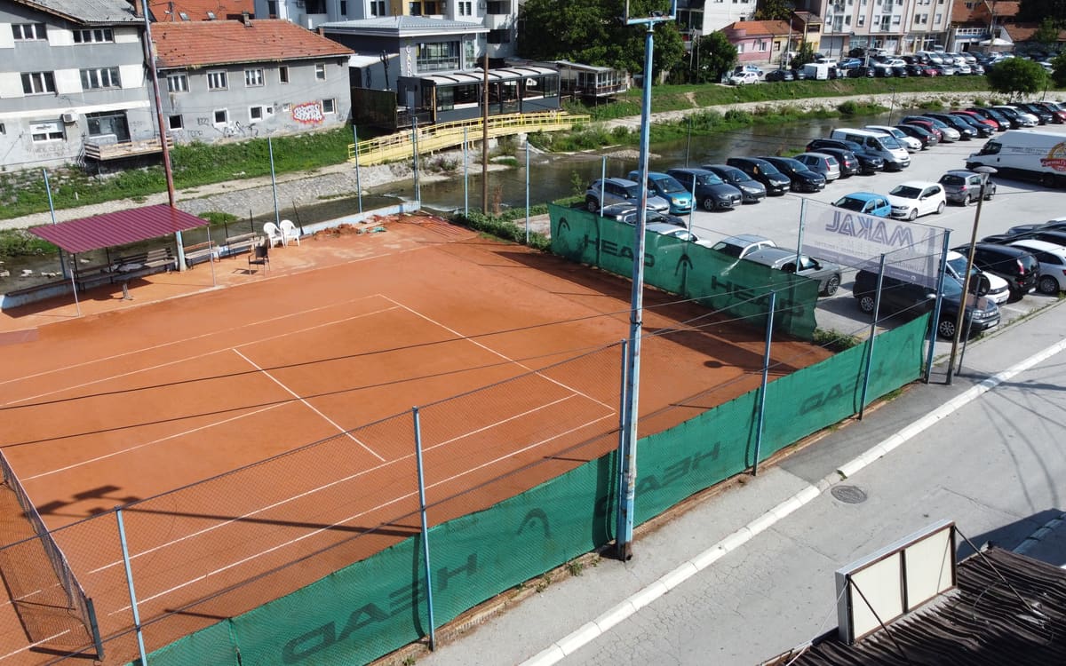 Parking i šetalište uz reku, uvek puni
